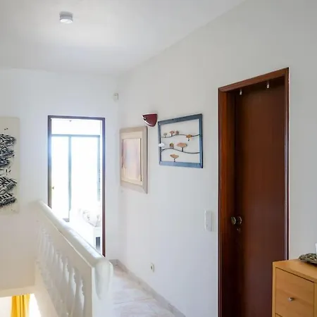 Authentic 2-bedroom House At Meia Lagos