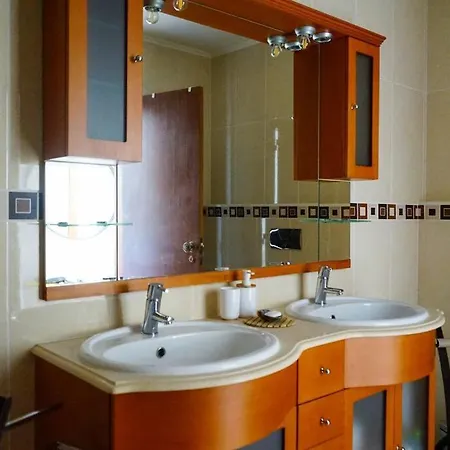 Authentic 2-bedroom House At Meia Apartament